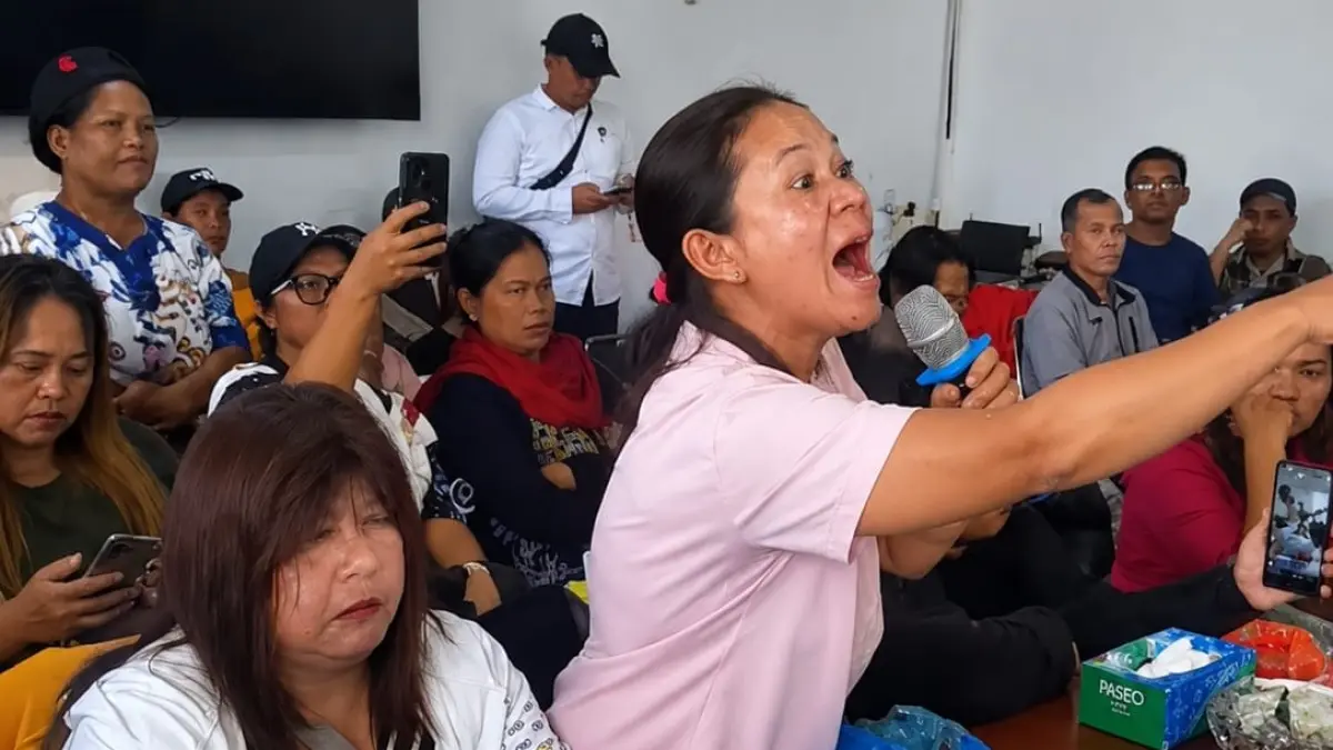 Salah Seorang Orangtua Korban MBG Menyampaikan Keterangan saat Rapat Dengar Pendapat (RDP) di DPRD Kabupaten Karo (7/9/2026). (Dok Facebook @Telah Karo-Karo Purba II)
