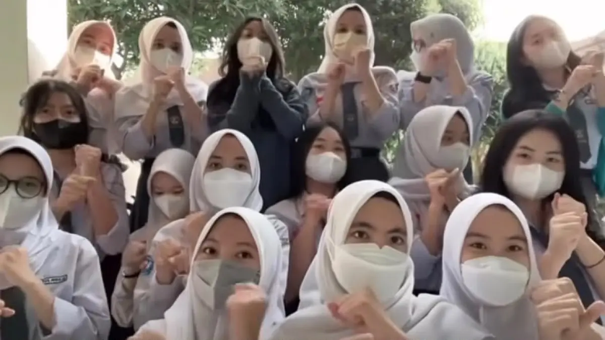 Sekelompok siswa menggunakan masker saat beraktivitas di sekolah. Momen ini memicu nostalgia netizen karena mengingatkan pada era pandemi 2020 lalu. Dok: @atwosphree_