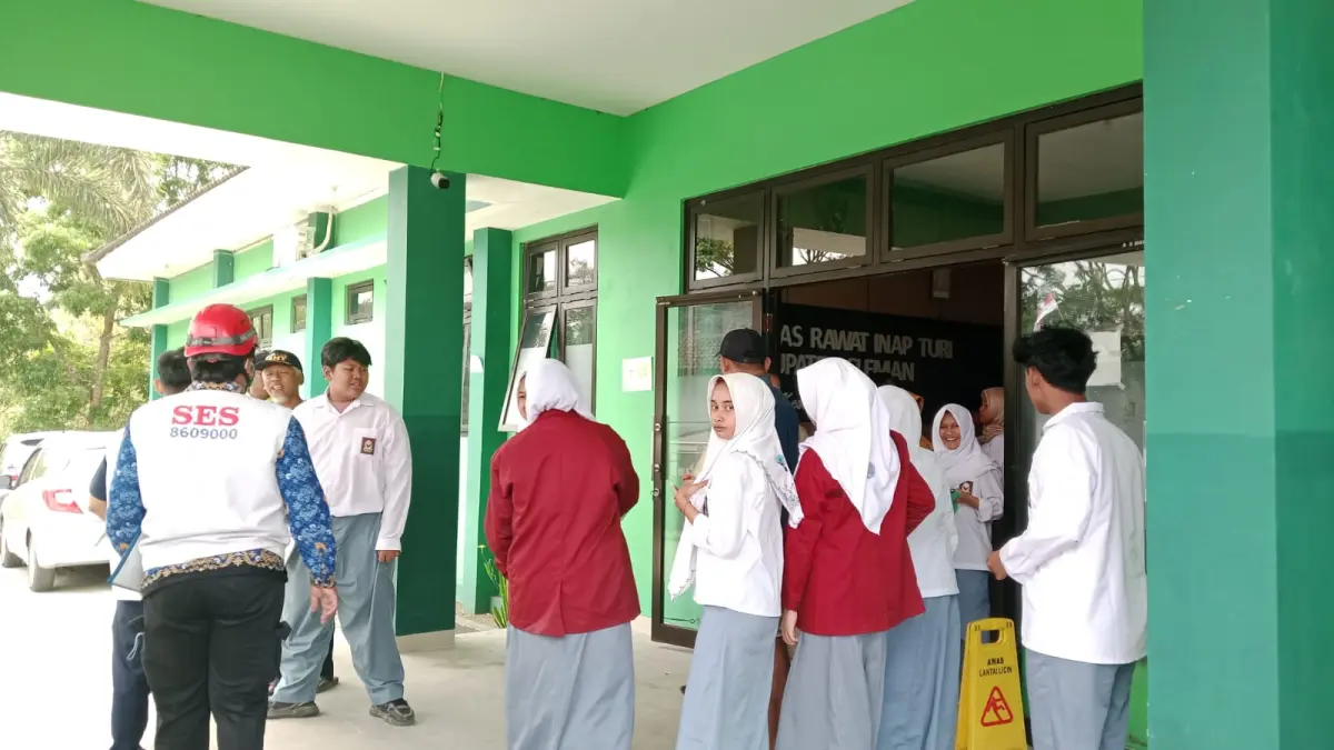 Siswa yang terdampak keracunan usai perawatan di Puskesmas Turi - Delima Purnamasari/Radar Jogja