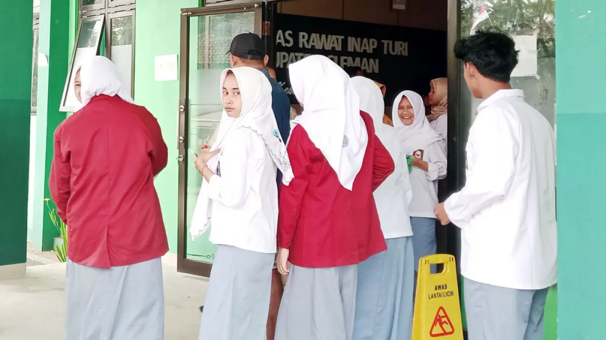 Siswa yang terdampak keracunan usai perawatan di Puskesmas Turi, Sleman. Delima Purnamasari/Radar Jogja