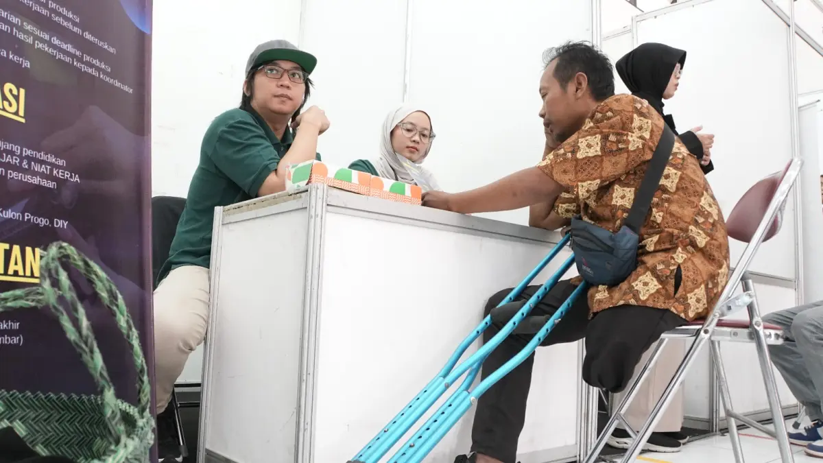 SULIT: Pencari kerja dengan hambatan gerak mencoba peruntungan mencari pekerjaan di Bursa Kerja Inklusif. (ANOM BAGASKORO/RADAR JOGJA)