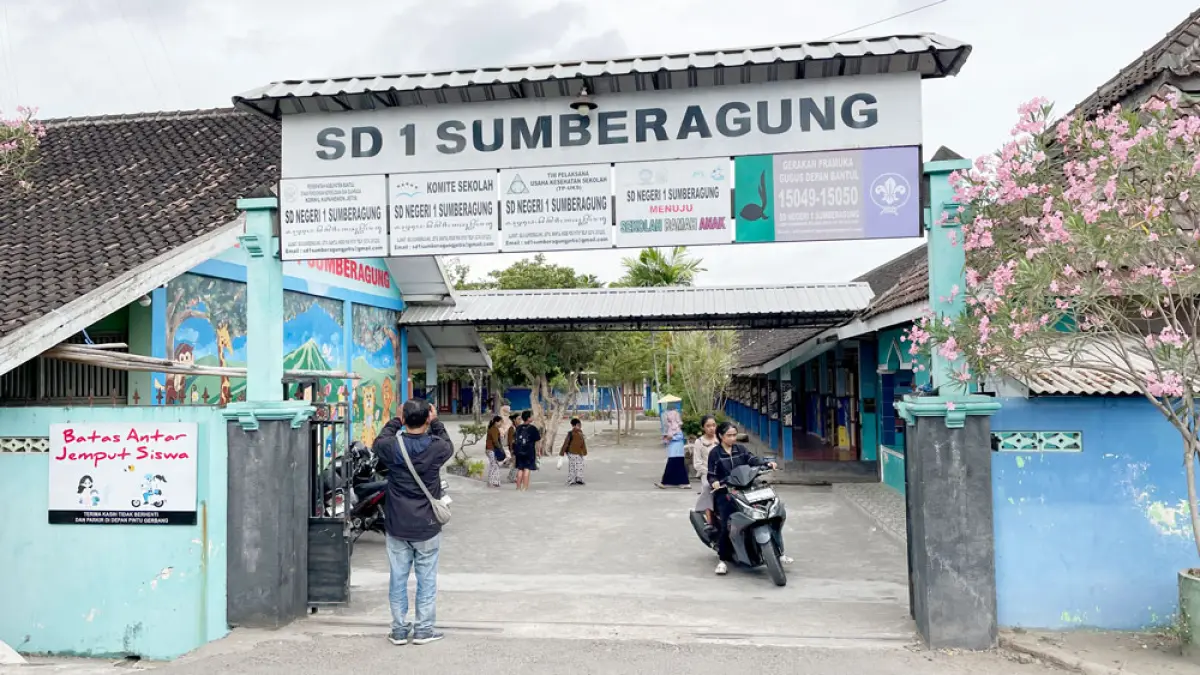 TERDAMPAK: Suasana SDN 1 Sumberagung, Kapanewon Jetis, Bantul, Selasa (8/9). Sebanyak 53 siswa dan guru di sekolah ini mengalami gejala keracunan dari menu MBG. Aris Romadhon/Radar Jogja