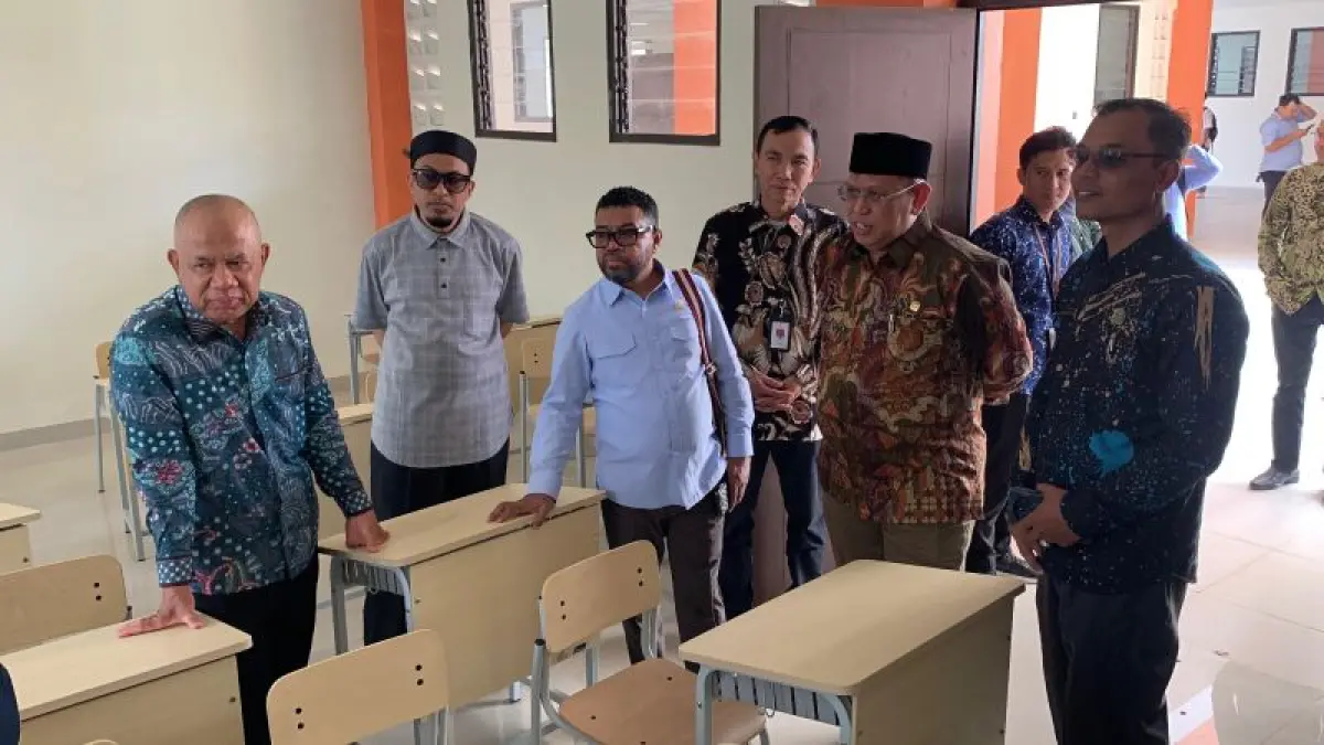 TURUN LAPANGAN: Anggota Komite III DPD RI saat meninjau fasilitas Sekolah Rakyat Terintegrasi (SRT) 1 Kulon Progo Selasa (8/9).&nbsp;(ANOM BAGASKORO/RADAR JOGJA)
&nbsp;