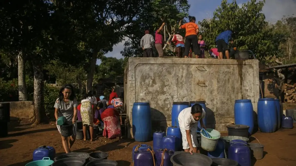 Warga membawa air bersih setelah diolah menggunakan mesin pengolahan air (water treatment) di wilayah Kapanewon Tepus, Gunungkidul (Dok. ANTARA)