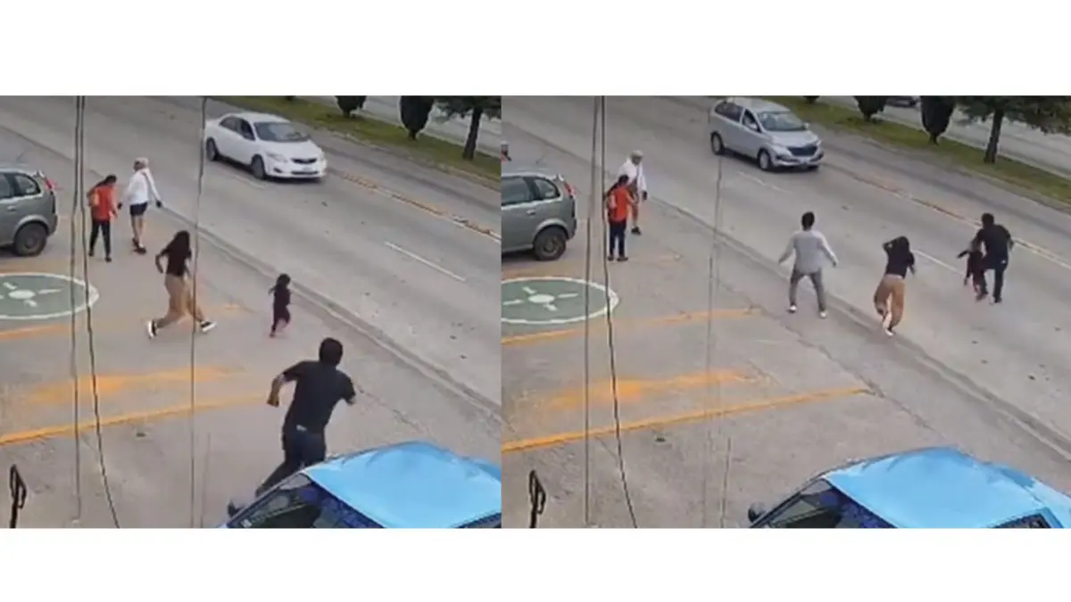 Aksi mendebarkan, penyelamatan anak kecil yang tiba-tiba berlari ke jalan raya dan nyaris tertabrak mobil. (Reuters)