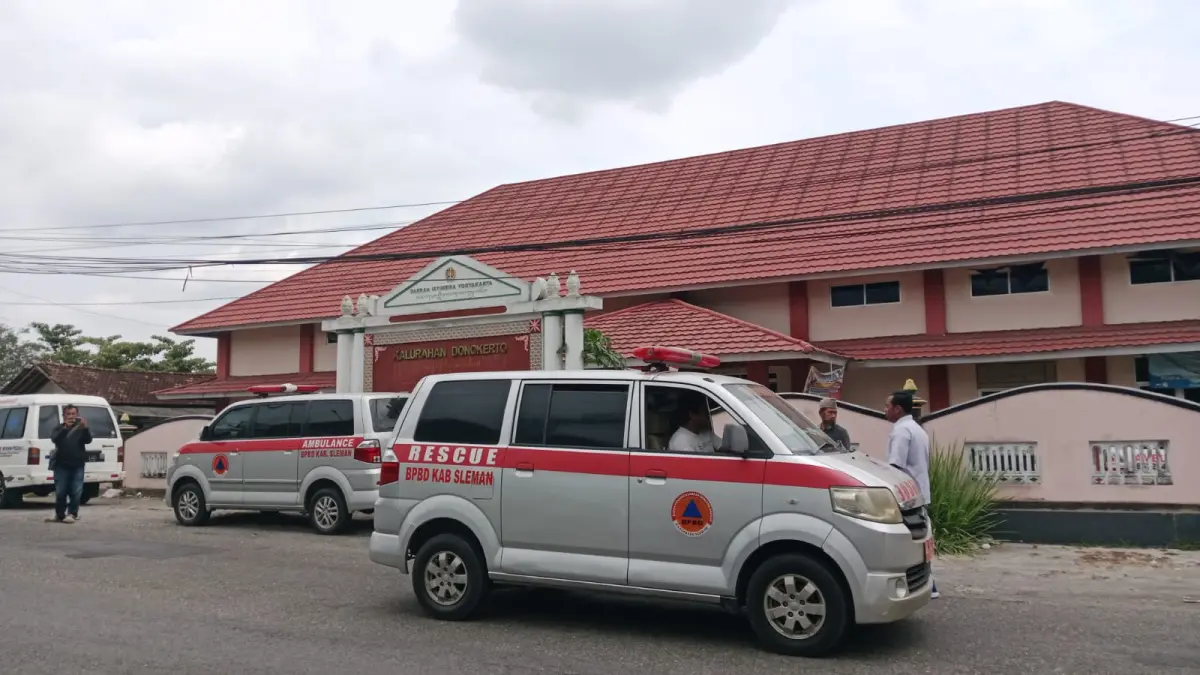 Ambulans saat antarkan korban terdampak keracunan - Delima Purnamasari/Radar Jogja