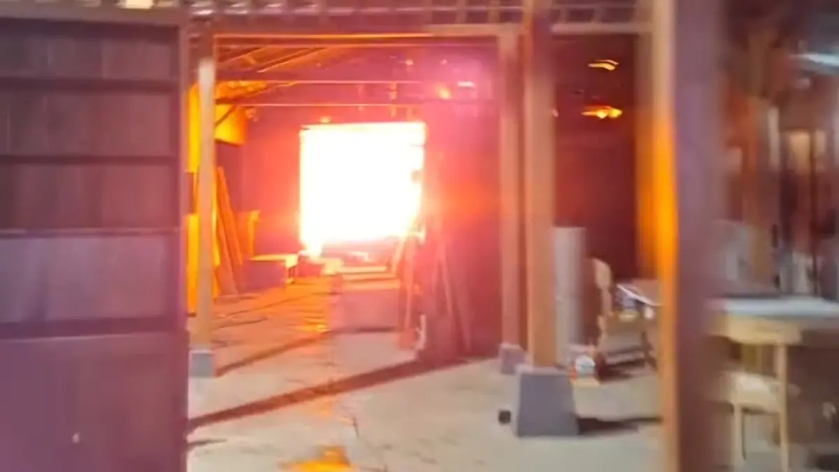 DILALAP API: Petugas berusaha menjinakkan kobaran api yang melalap tempat produksi mebel di Semanu, Rabu (9/9/2026) dini hari. (Dok. Damkarmat Gunungkidul)