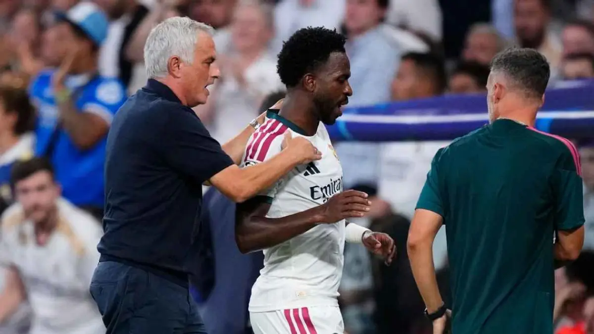 Jose Mourinho bela Vinicius Junior setelah dicemooh oleh suporter Real Madrid.