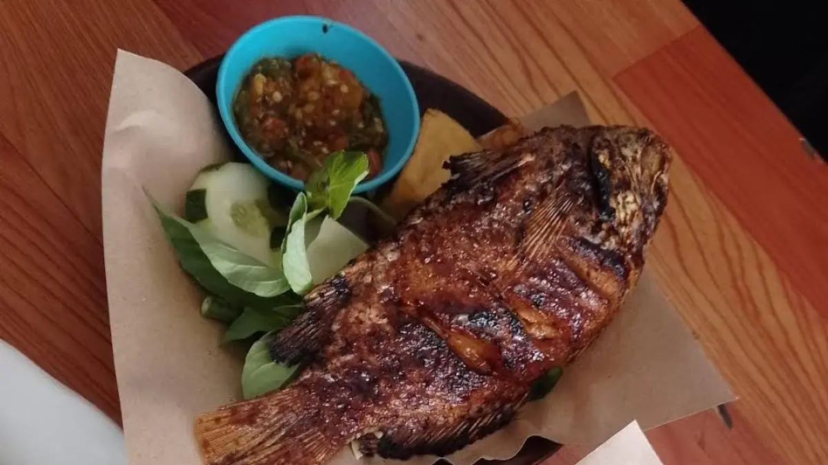 Hidangan penyetan serta daftar harga menu yang terjangkau di warung Penyetan Mbok Kaliyem, Babarsari, Yogyakarta. Tempat ini menjadi salah satu pilihan kuliner murah bagi mahasiswa saat memasuki akhir bulan - Sumber foto : Google maps Mbok Kaliyem Babarsari