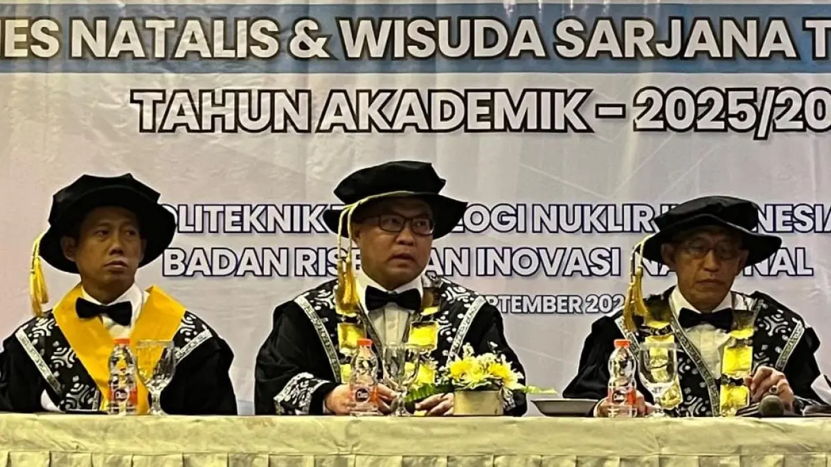 Kepala Badan Riset dan Inovasi Nasional (BRIN), Prof. Dr. Arif Satria, S.P., M.Si (tengah, dan Plt Direktur Poltek Nuklir, Dr. Eng. Zainal Arief, S.T., M.T (kanan).