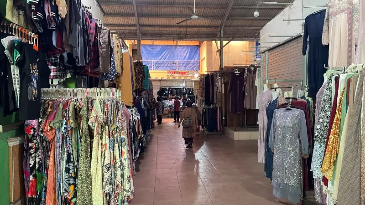 LENGANG: Suasana kios pakaian di Pasar Bantul sepi Rabu (9/9). Untuk menarik minat pembeli, pedagang diminta beradaptaasi dalam hal digitalisasi. (Aris Romadhon/Radar Jogja)

&nbsp;