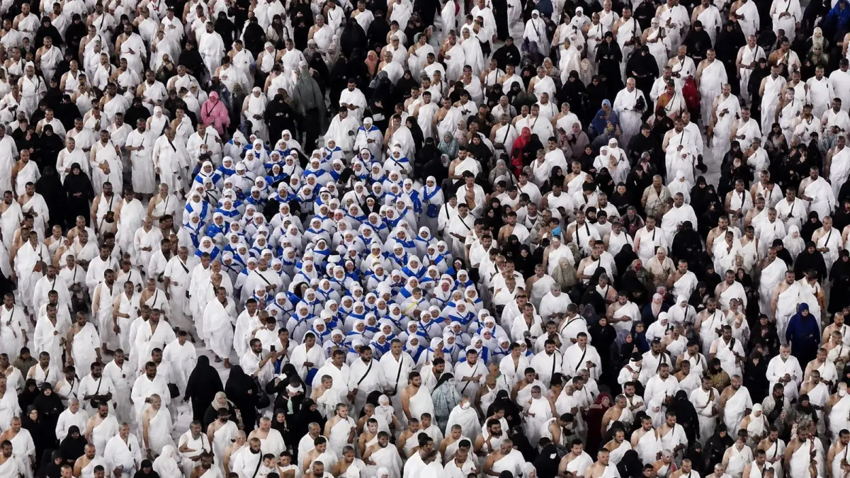 Momen Jamaah Haji Tawaf Jadi Sorotan, Netizen Salah Fokus pada Perbedaan Postur. (TikTok)