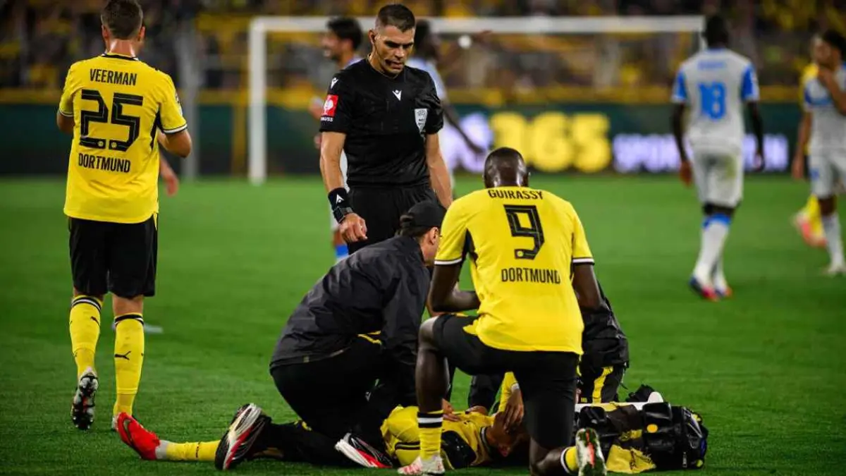 Pemain muda Borussia Dortmund, Konstantinos Karetsas mendapatkan perawatan tim medis saat laga Liga Champions melawan Villarreal.