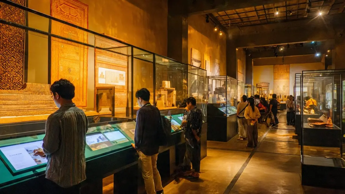 Pengunjung menikmati suasana salah satu museum di Yogyakarta. Museum kini terus berupaya menghadirkan pengalaman yang lebih interaktif dan dekat dengan generasi muda.
Sumber foto: AI Generation