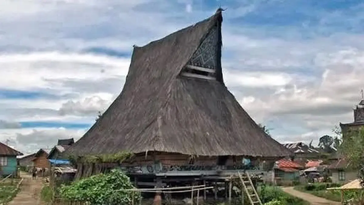 Rumah adat Siwaluh Jabu di Desa Dokan, Kabupaten Karo, sebagai warisan budaya masyarakat Karo. (https://vt.tiktok.com/ZSqBAaGPg/)