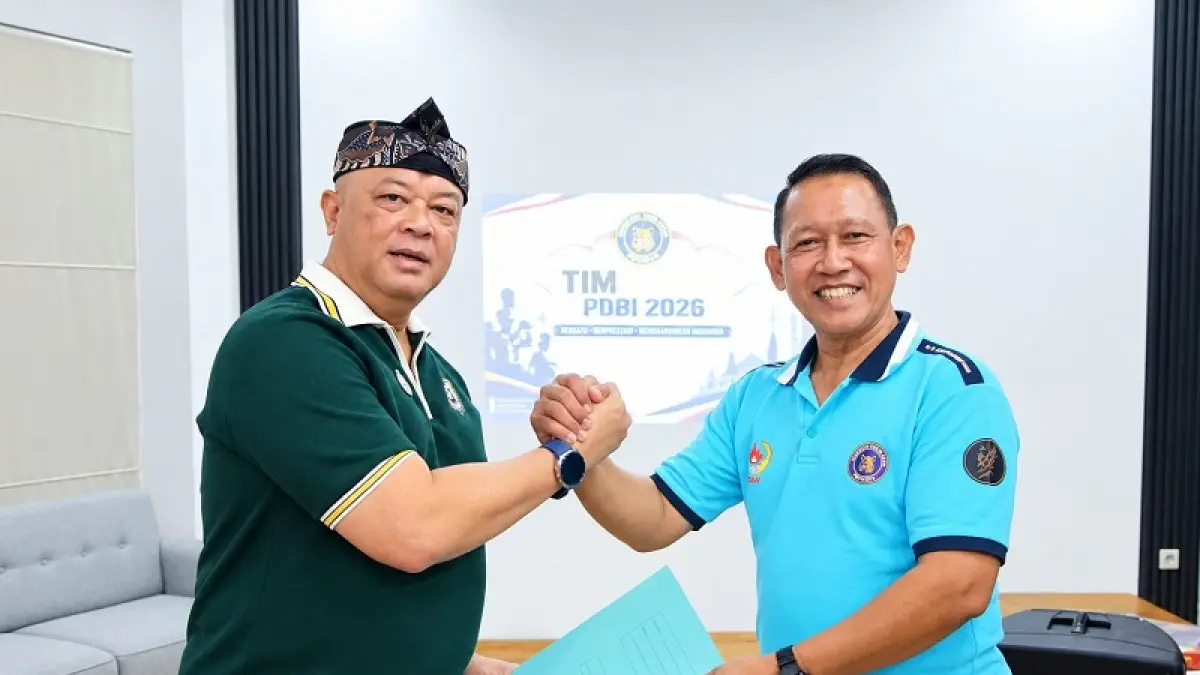 SIMBOLIS: Ketua Harian PB PDBI Brigjen TNI (Purn) Panca Iswandaru saat menerima draf perubahan AD/ART dari tim Pokja. Istimewa&nbsp;