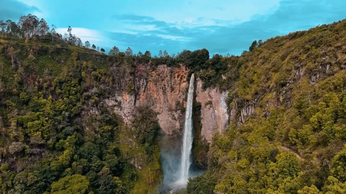 Suasana kawasan Sipiso-piso yang menawarkan kesejukan dan keindahan alam Tanah Karo.&nbsp;Sumber foto : https://vt.tiktok.com/ZSqBSPbm4/&nbsp;