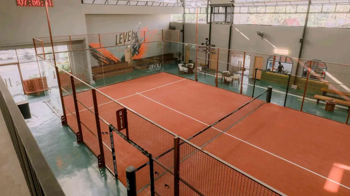 Where Sport Meets Lifestyle
Lapangan oren luas, pencahayaan terbaik, dan fasilitas lengkap untuk upgrade harimu. Sc: @level.socialclub