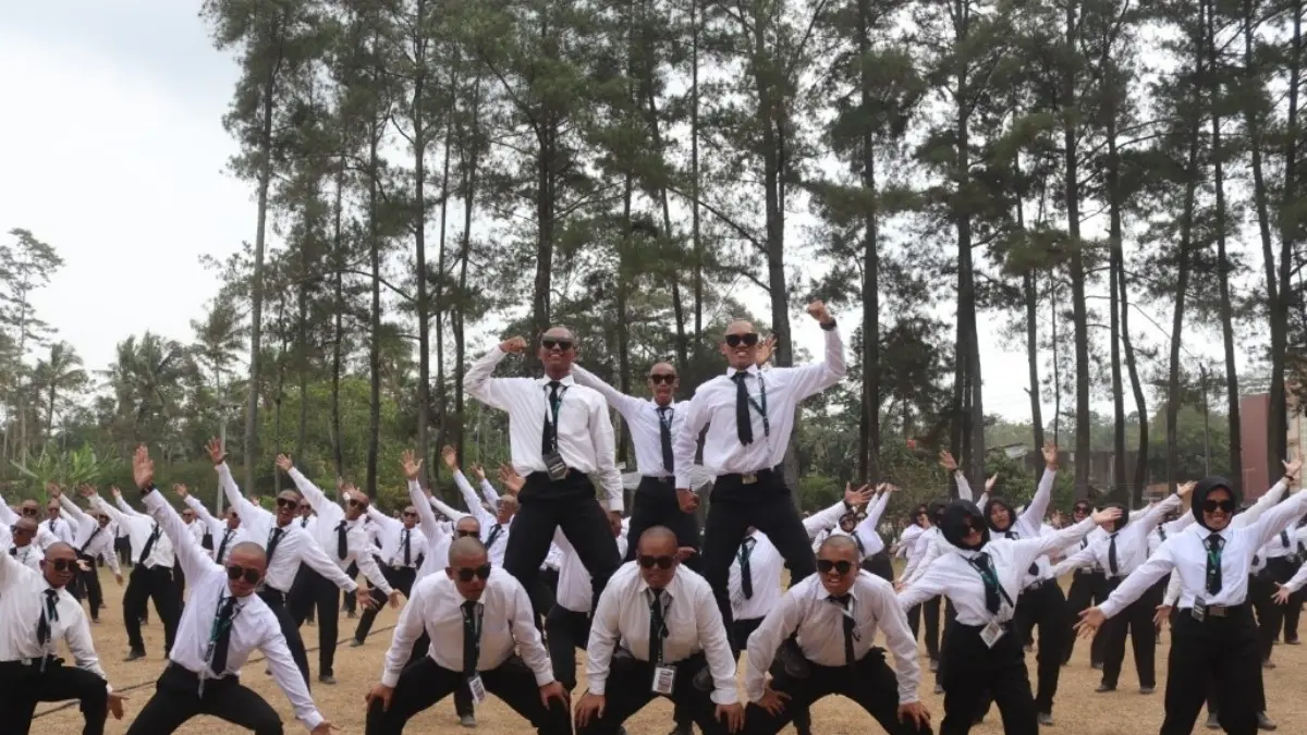 BIBIT UNGGUL: Mahasiswa baru Polbangtan Yoma beratraksi di sela pengukuhan mereka di kampus Tegalrejo, Kabupaten Magelang, Jawa Tengah