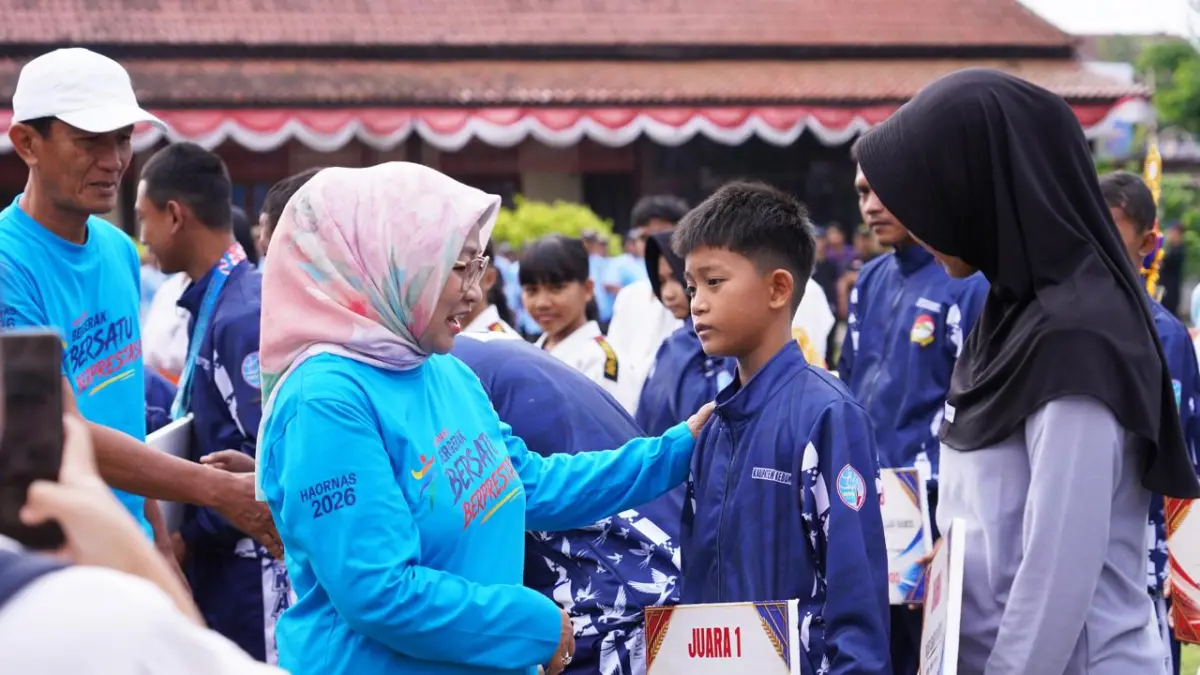 Bupati Kebumen Lilis Nuryani menyerahkan bonus kepada atlet berprestasi yang bertanding pada ajang Popda dan Peparpeda tingkat Jawa Tengah Tahun 2026. (Dokumentasi Prokopim Kebumen)