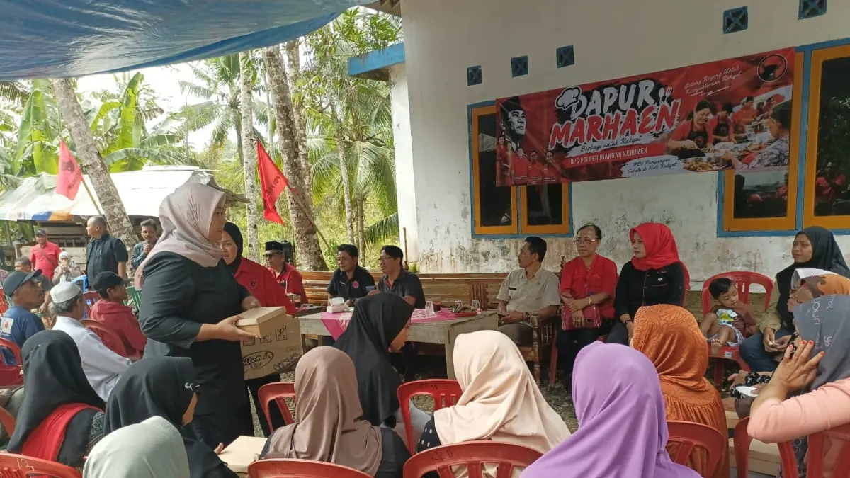 DPC PDI Perjuangan Kebumen menggelar program sosial bertajuk Dapur Marhaen di Desa Kalipoh, Kecamatan Ayah. (M Hafied/Radar Jogja)