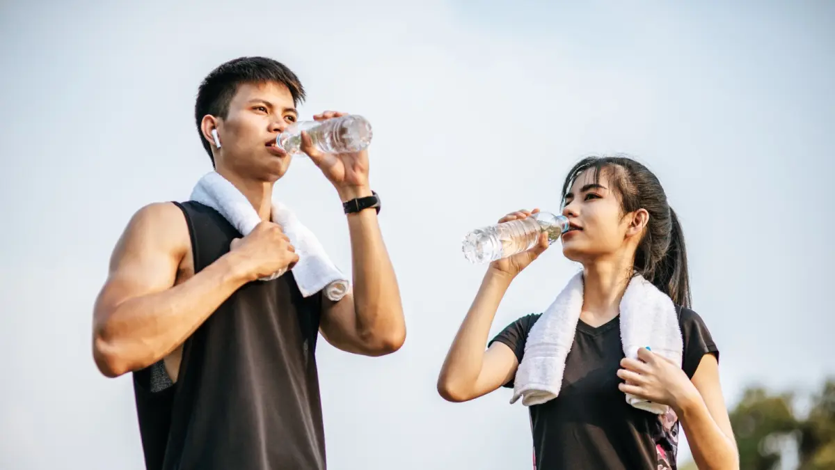 Ilustrasi minum air putih usai berolahraga. (vecteezy.com)