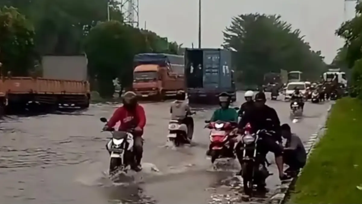 Jalan Pulau Pinang II terendam usai hujan deras semalaman, Kamis 10/9. Pengendara harap hati-hati saat melintas. Dok: Warga