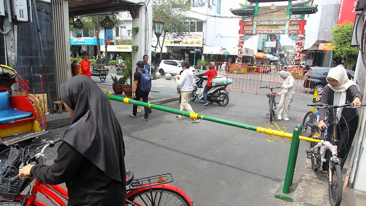 JANGAN BATASI: Pejalan kaki melintas di samping portal sirip Malioboro atau Regol Ayom yang terpasang di Jalan Beskalan, Jogja, Kamis (10/9). Guntur Aga Tirtana/Radar Jogja