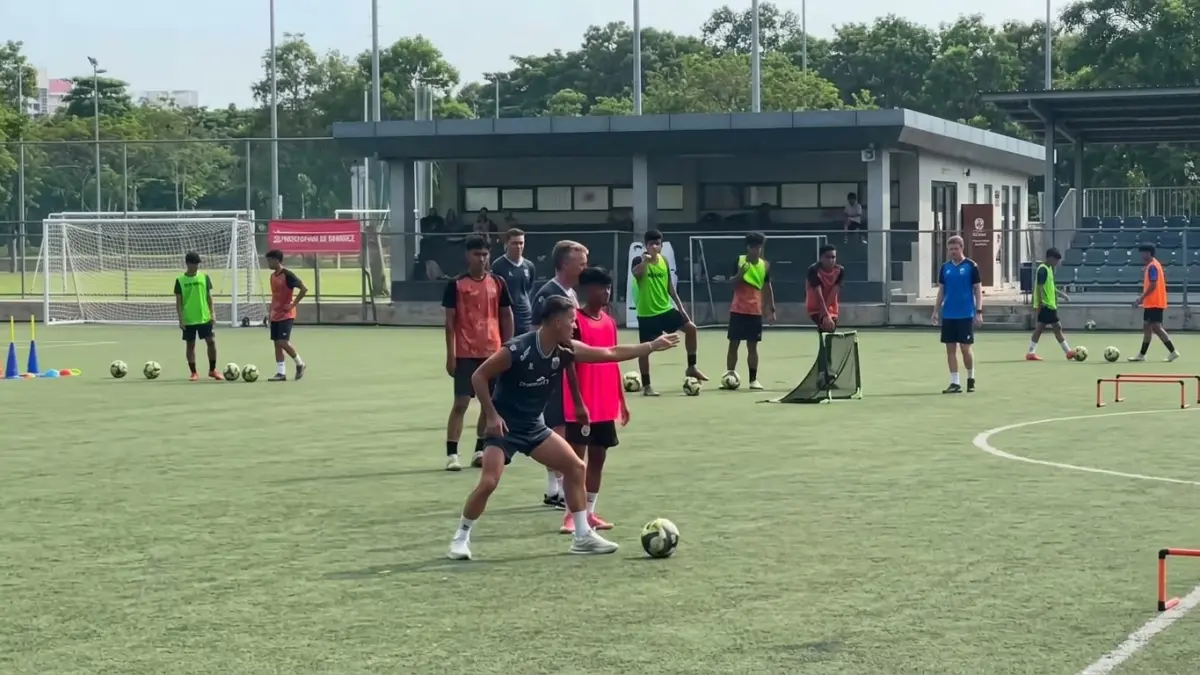 John Herdman memberi arahan kepada pemain muda pada sesi latihan.