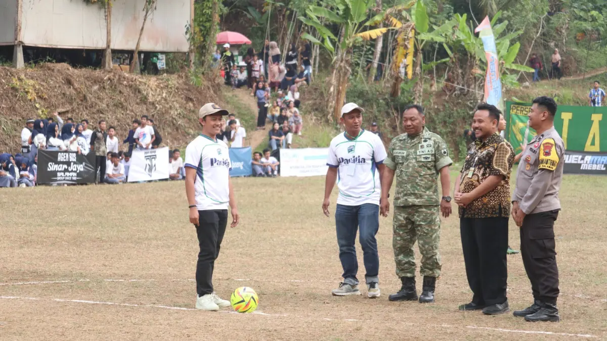 Masing-masing tim unjuk gigi memperebutkan Piala Kades Margoyoso, Kamis (10/9).