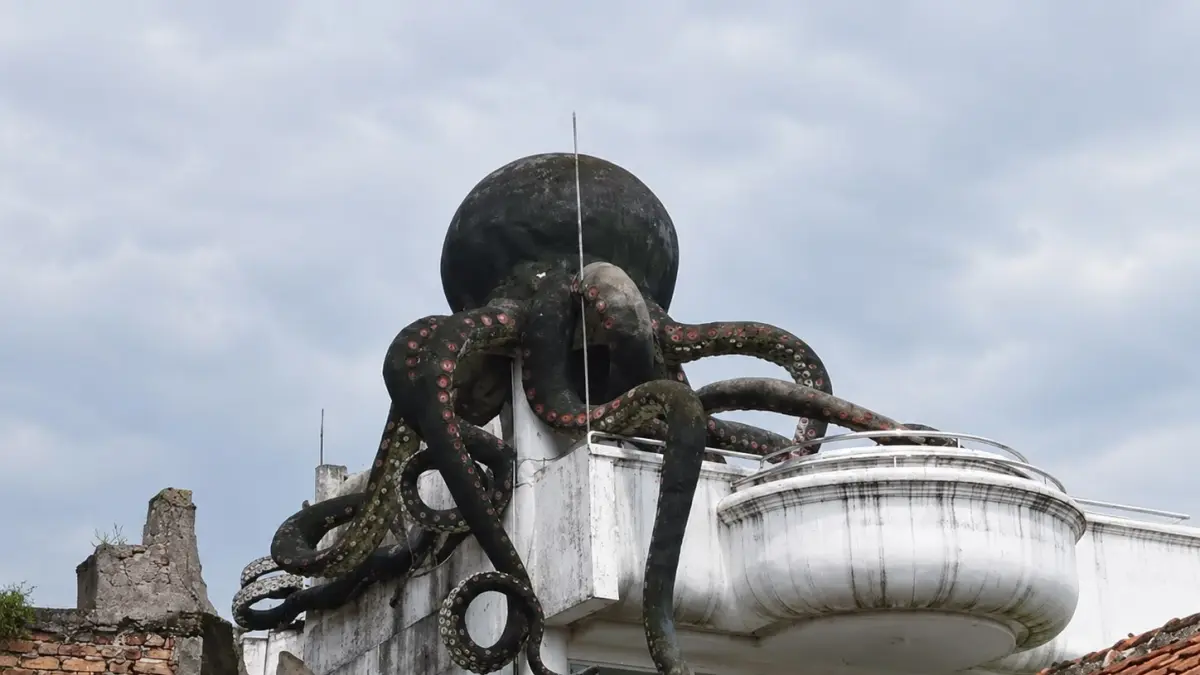 Mengupas Fakta Rumah Gurita Bandung: Dari Mitos Gereja Setan hingga Karya Seni Unik.