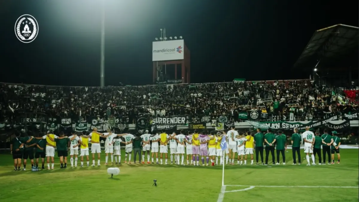 Pemain dan official menyanyikan anthem bersama suporter usai laga melawan Bali United