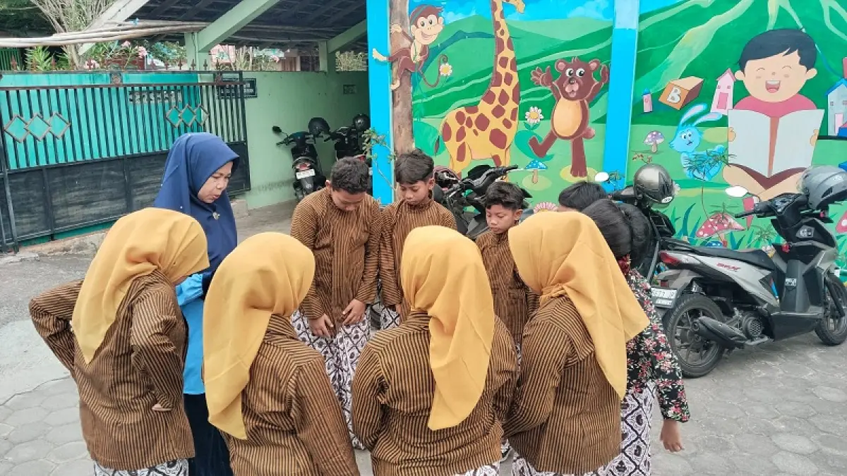 PERSIAPAN: Para siswa di SDN 1 Sumberagung, sebelum berangkat untuk mengikuti lomba&nbsp;Gurit Rinawit tingkat Provinsi pada Selasa (8/9/2026). (Istimewa)