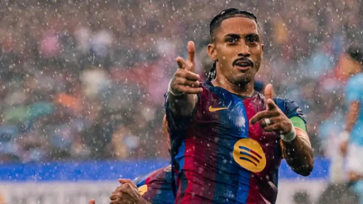 Selebrasi Raphinha setelah mencetak gol dalam kemenangan 5-1 Barcelona atas Feyenoord.