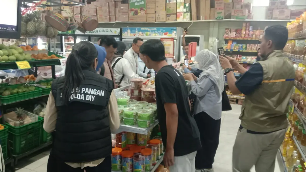 SISIR TIGA TITIK: Tim gabungan sedang melakukan pengawasan di salah satu warung di Bantul. (Foto: Dokumentasi Polda DIY)