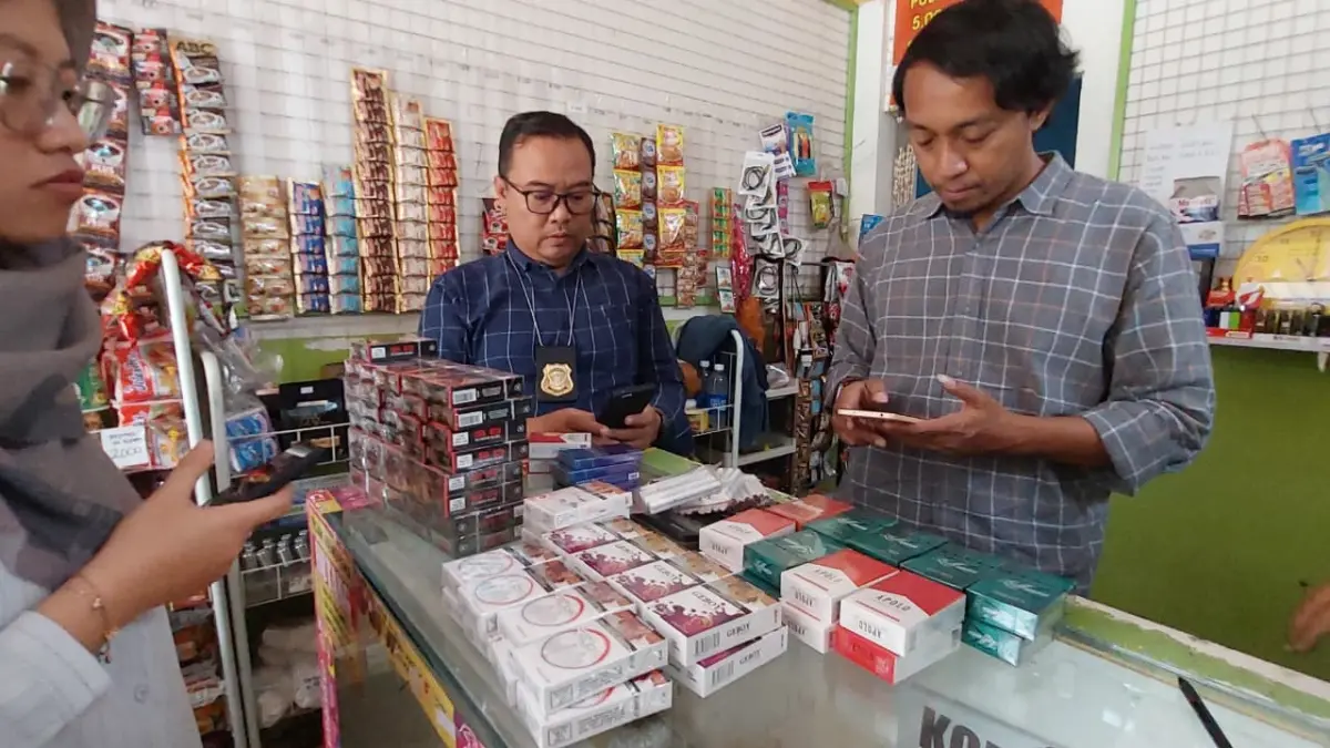 SITA: Petugas Gabungan menemukan ratusan rokok tanpa pita cukai yang dijual di sebuh warung pulsa. (ANOM BAGASKORO/RADAR JOGJA)