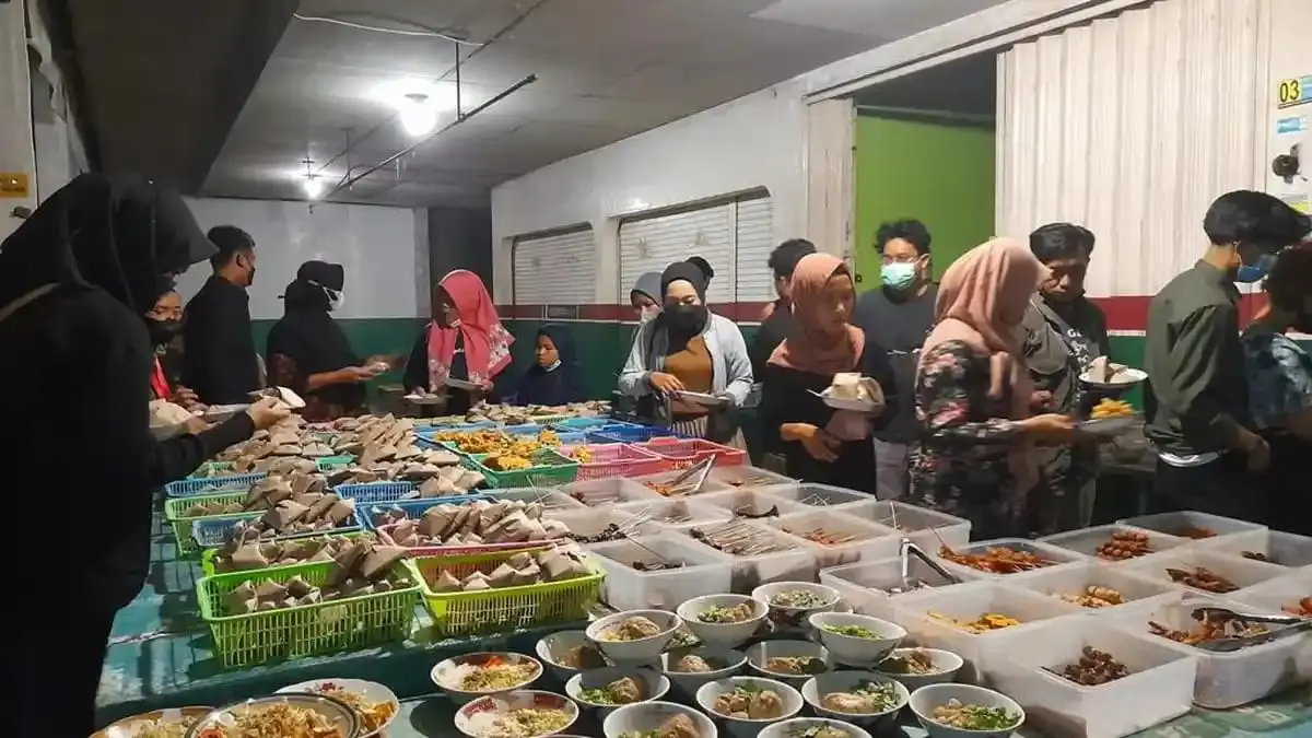 Suasana di Market Angkring, Sanggrahan, Mlati, Sleman, yang menyajikan puluhan ragam nasi bungkus, lauk pauk, hingga hidangan siap saji dengan harga terjangkau.
