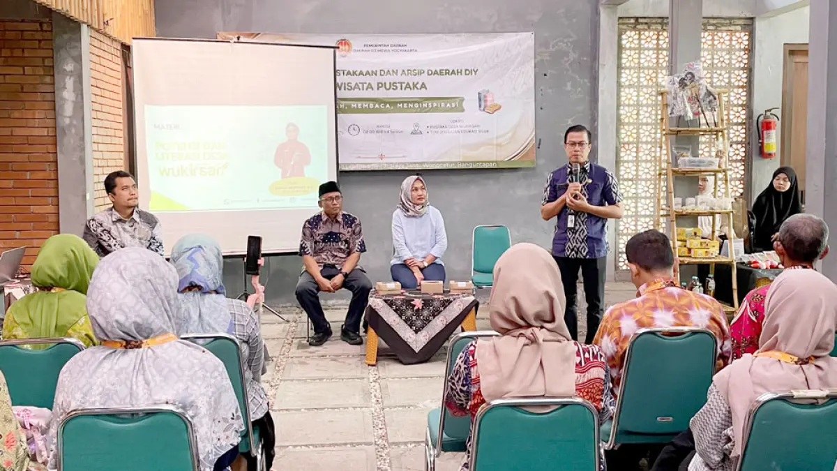 TINGKATKAN LITERASI: Sebanyak 30 orang pengelola perpustakaan kalurahan dan TBM se-DIY mengikuti wisata pustaka ke Pustaka Desa Wukirsari, Imogiri, dan TBM Jembatan Edukasi Siluk, Bantul, kemarin (10/9). Aris Romadhon/Radar Jogja