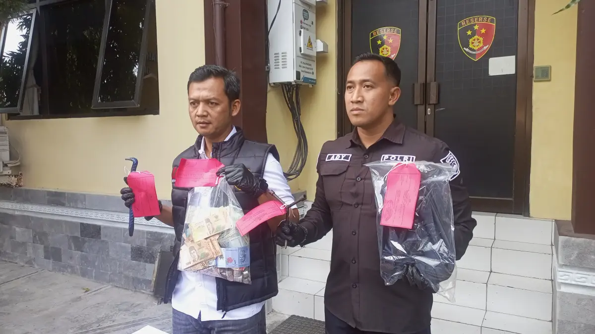 TUNJUKKAN BB: Polisi menunjukkan sejumlah uang dan barang bukti lain yang digunakan BA untuk mencuri. (NAILA NIHAYAH/RADAR JOGJA)&nbsp;