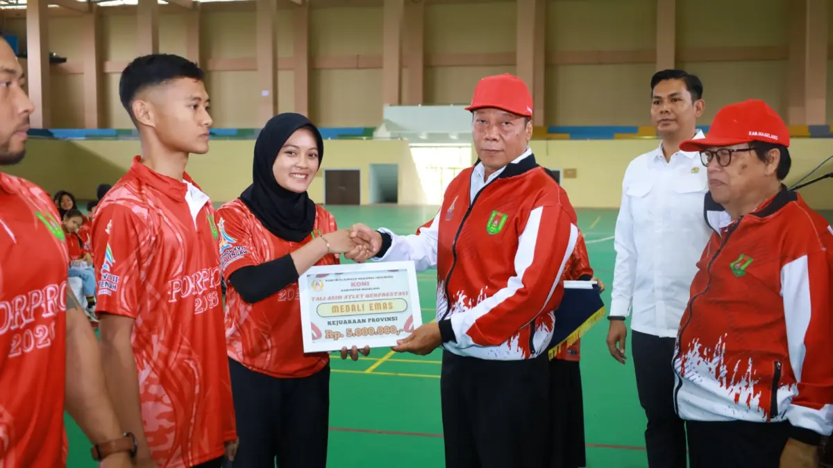 Wakil bupati Magelang menyerahkan tali asih kepada perwakilan atlet dan pelatih di GOR Pakubumi Kabupaten Magelang, Rabu (9/9).
