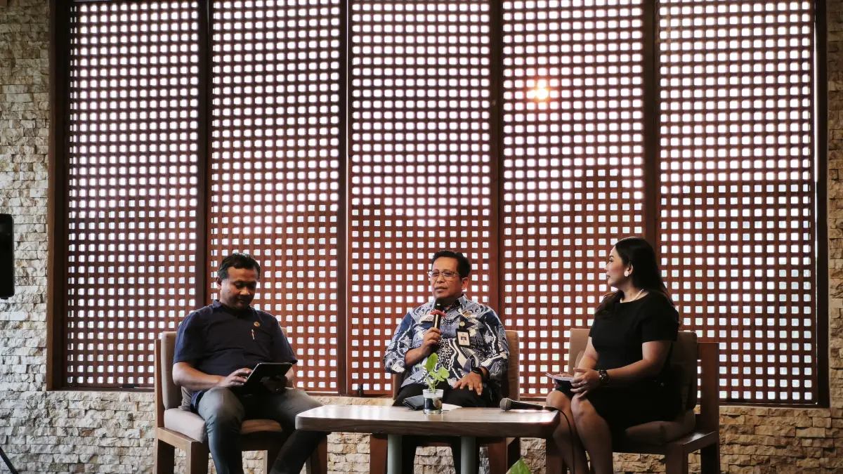 Andreas Bayu Nugroho (kiri) dan Kurniawan (tengah) saat media gathering di Omah Dhuwur Dining & Coffee, Kamis (11/9/2026). (iwa ikhwanudin/Radar Jogja)