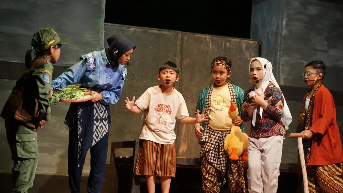 BERANI TAMPIL: Anak-anak dari FAC sedang menampilkan salah satu drama setelah mengikuti latihan bersama FAC. Dokumentasi Pribadi