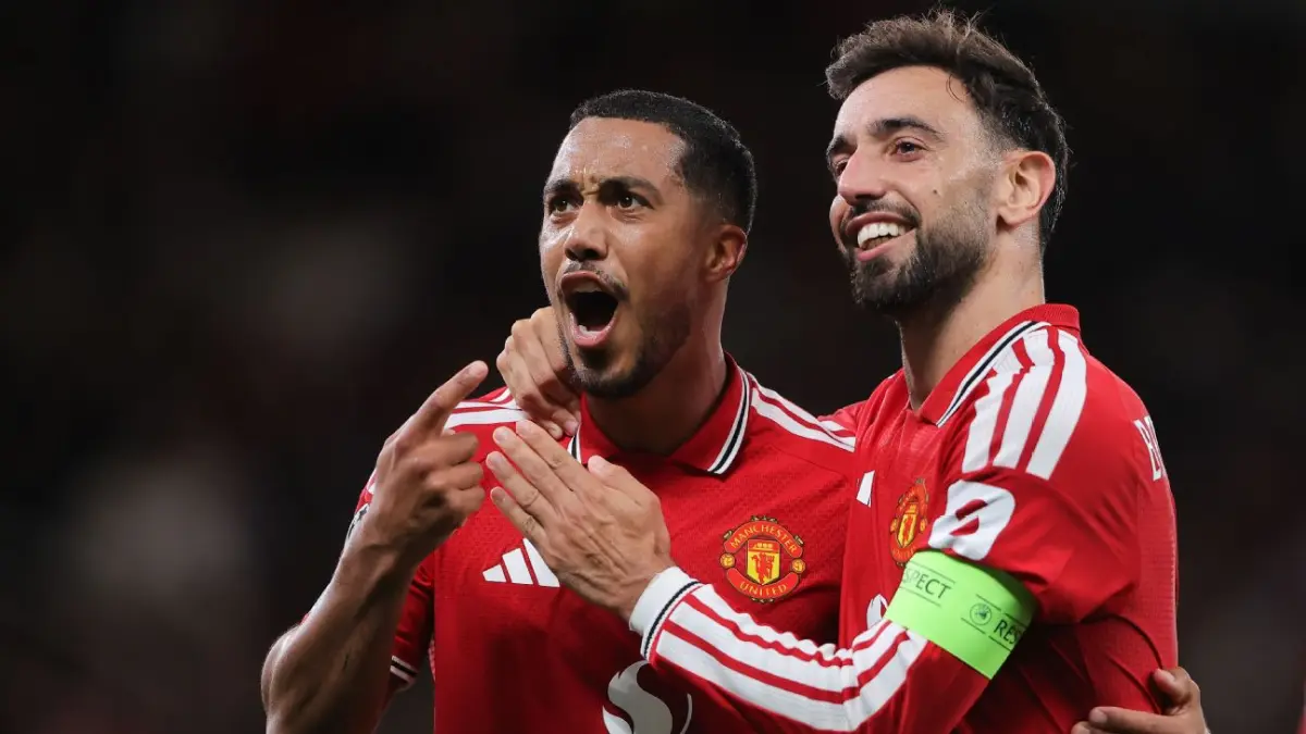 Bruno Fernandes (kanan) rayakan gol ke gawang Sabah bersama Youri Tielemans (kiri).