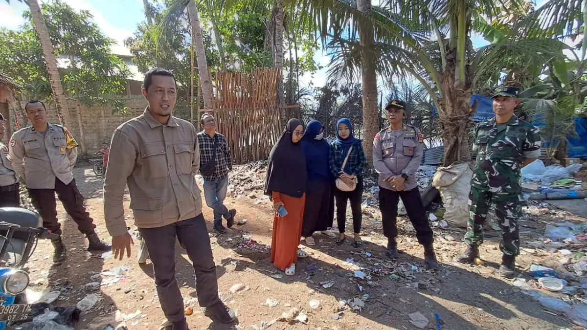CEK: Personel DLH Kulon Progo meninjau aktivitas pembuangan sampah ilegal di Kalurahan Kranggan. (Dokumentasi DLH Kulon Progo)