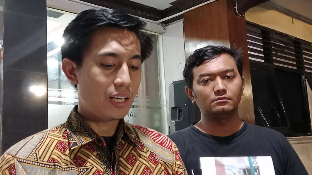 Kuasa hukum dan kakak korban pemerkosaan saat ditemui di Mapolresta Sleman, Jumat (11/9) malam. Delima Purnamasari/Radar Jogja
