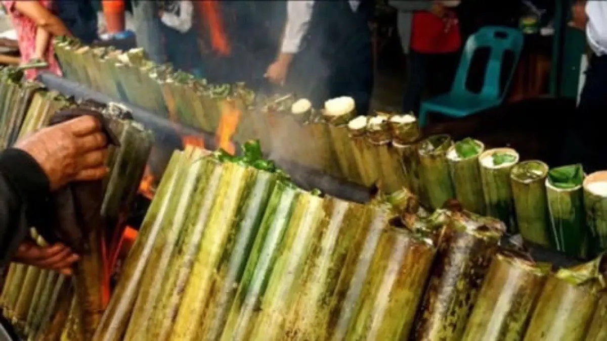 Lemang Karo, sajian berbahan beras ketan yang dimasak dalam bambu dan menjadi bagian dari kekayaan kuliner tradisional masyarakat Karo.

Sumber foto : https://vt.tiktok.com/ZSqD4poRw/
