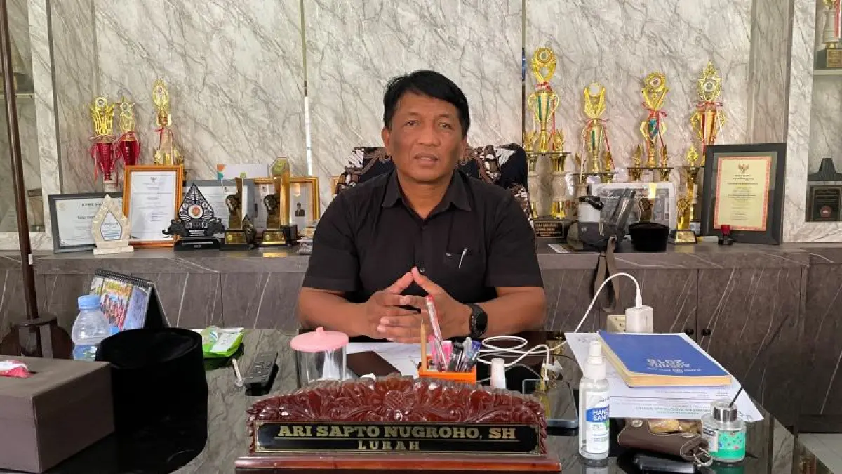 Lurah Mulyodadi Ari Sapto Nugroho saat dimintai keterangan terkait serah terima KDMP di kantor Kalurahan Mulyodadi, Jumat (11/9). (Aris Romadhon/Radar Jogja)