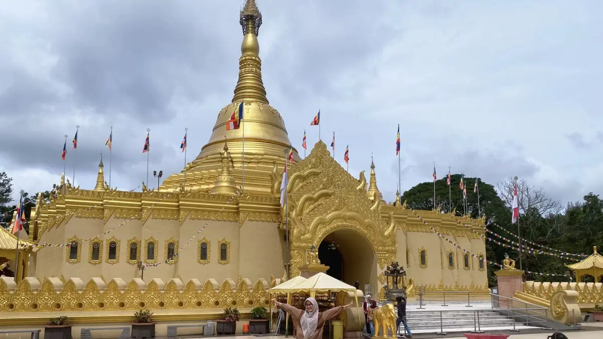 Pagoda Lumbini di Taman Alam Lumbini, Berastagi, Kabupaten Karo, yang berdiri di tengah suasana alam sejuk dan asri.

Sumber foto : https://vt.tiktok.com/ZSqfRNccW/&nbsp;