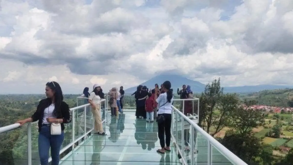 Pemandangan Bukit Gundaling di Berastagi, Kabupaten Karo, yang menawarkan panorama perbukitan dan suasana sejuk khas dataran tinggi Tanah Karo.

Sumber foto : https://vt.tiktok.com/ZSqfNB5DU/