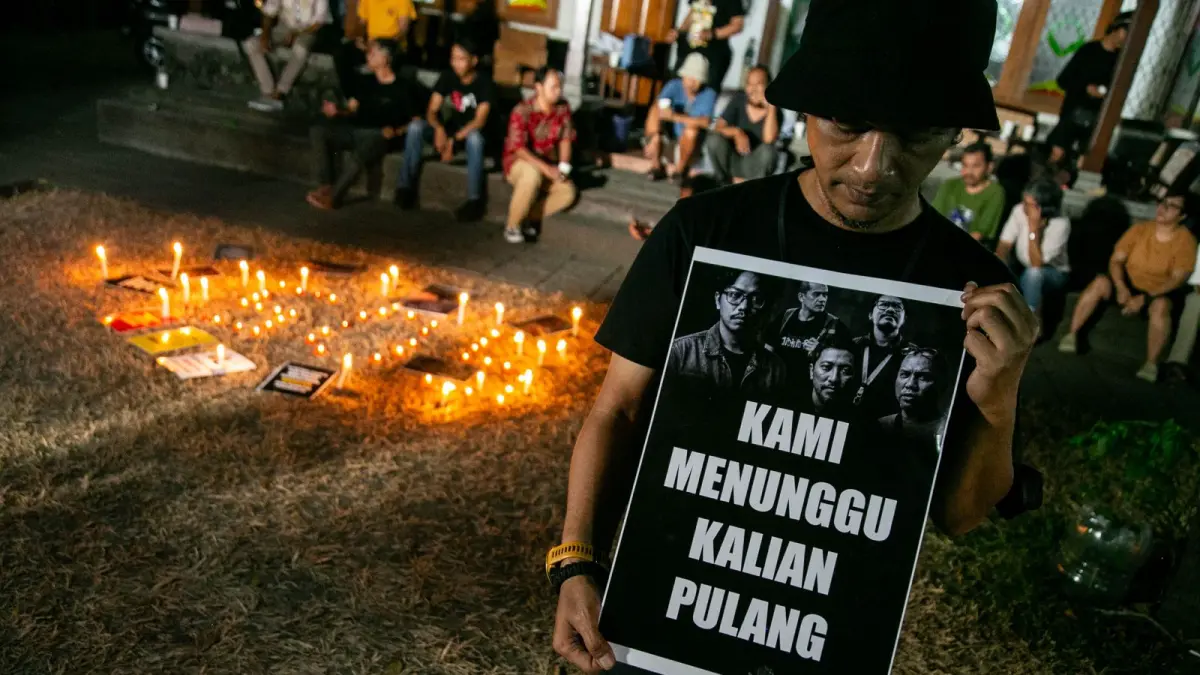 Pewarta Foto Indonesia (PFI) Yogyakarta menggelar aksi solidaritas pada Jumat, 11 September 2026, dengan menyalakan lilin dan memanjatkan doa bagi rekan-rekan yang belum pulang dari perairan Selat Sunda. (Dok. PFI Yogyakarta)